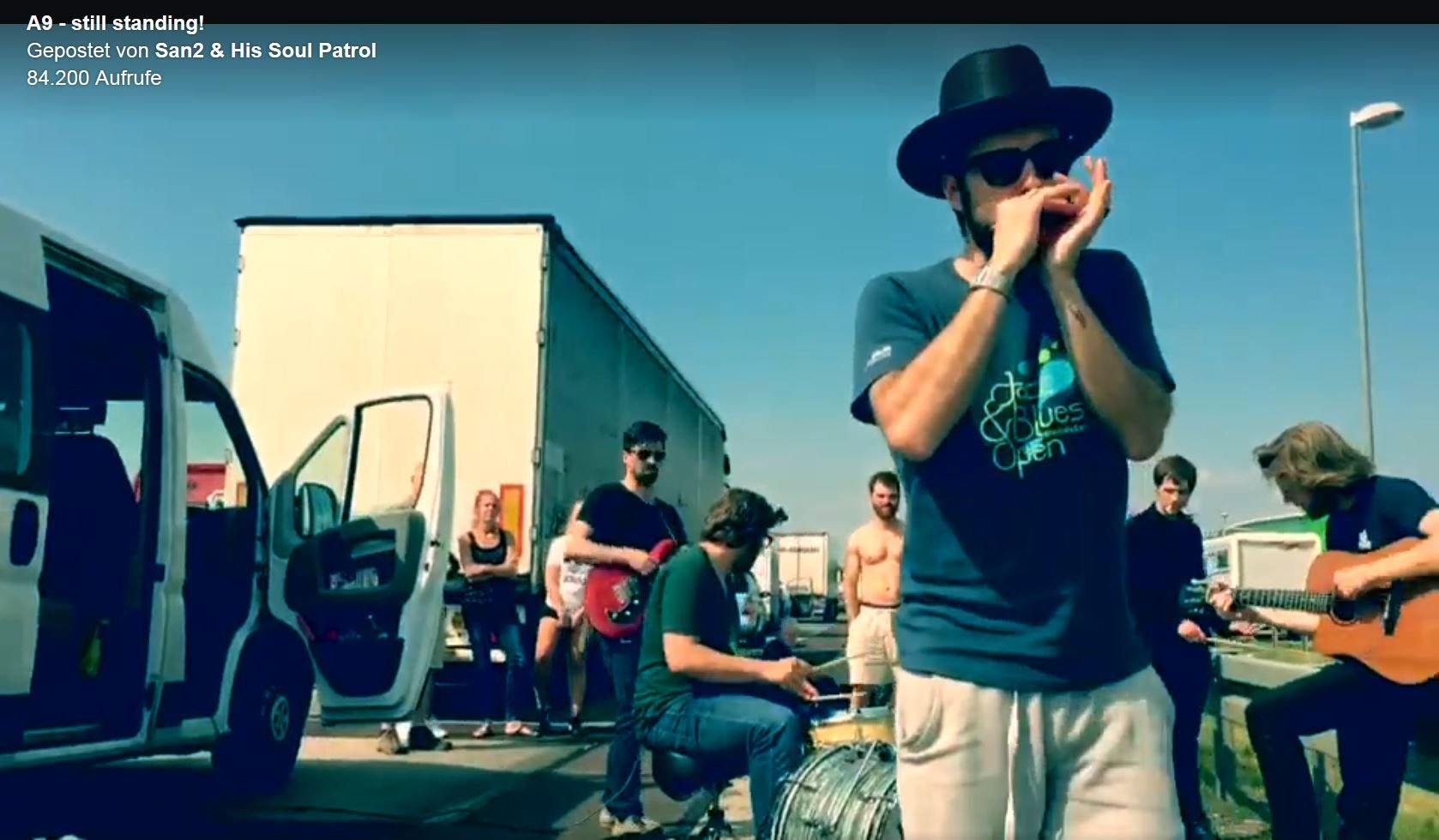 Mit Mundharmonika und Gitarre sorgten die Musiker für gute Stimmung - trotz Stau.