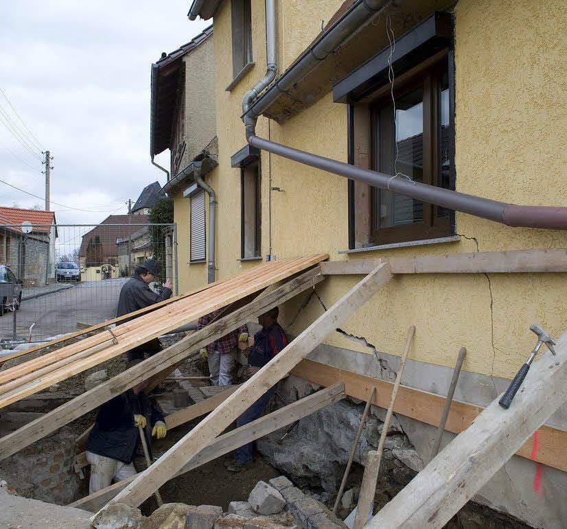 Experten einer Sanierungsfirma versuchen in Schraplau (Saalekreis), den Einsturz eines Hauses zu verhindern, das sich gesenkt hat.
