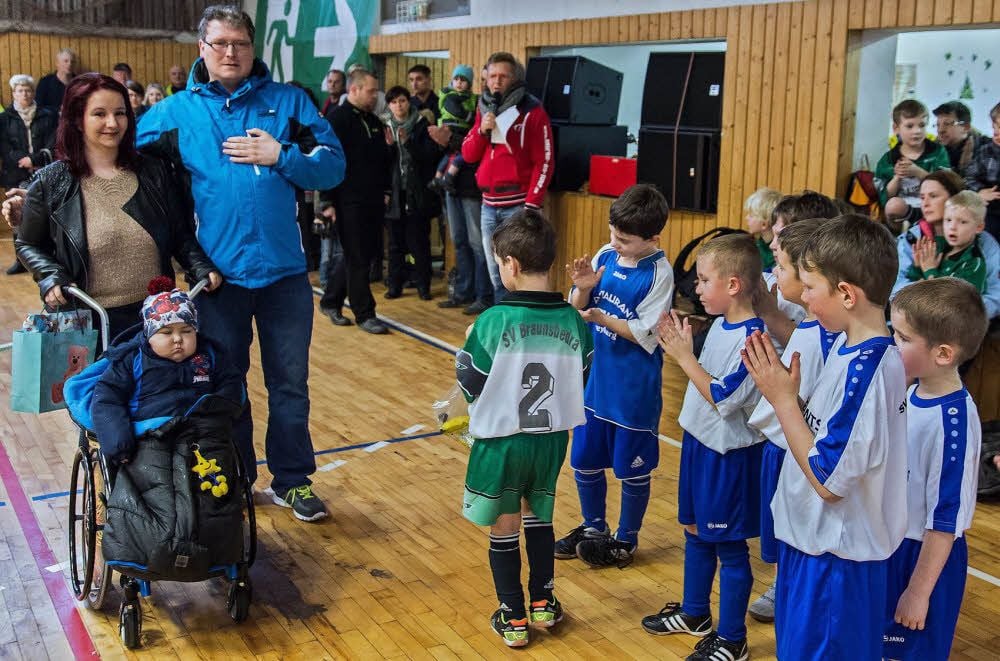 Mit einem Riesenapplaus wurden Elias und seine Eltern Mitte Februar beim Spendentag im Sportlerheim Krumpa begrüßt.