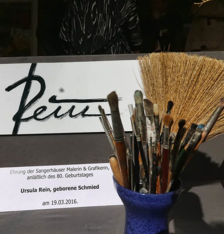 Die Arbeitsutensilien von Ursula Rein im Schaufenster.