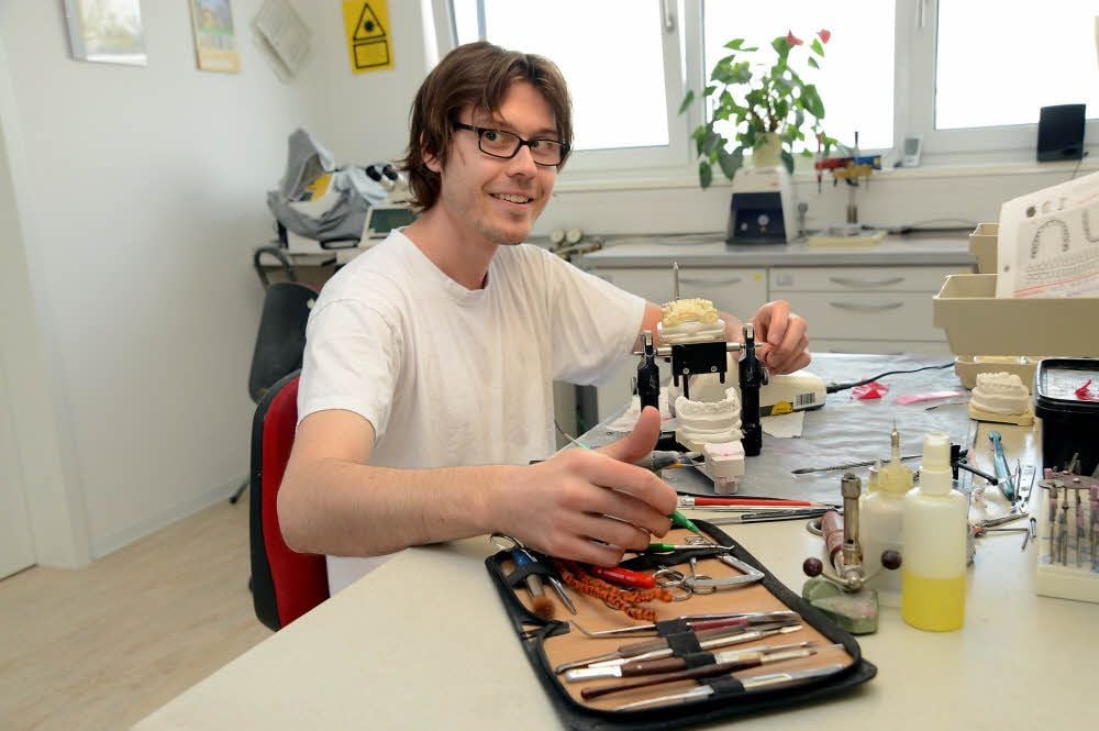 Der beste Zahntechnik-Lehrling lernte in Zeitz - Carl Griesbach wurde zum Landessieger gewählt. Er liebt an seiner Arbeit die Perfektion.
