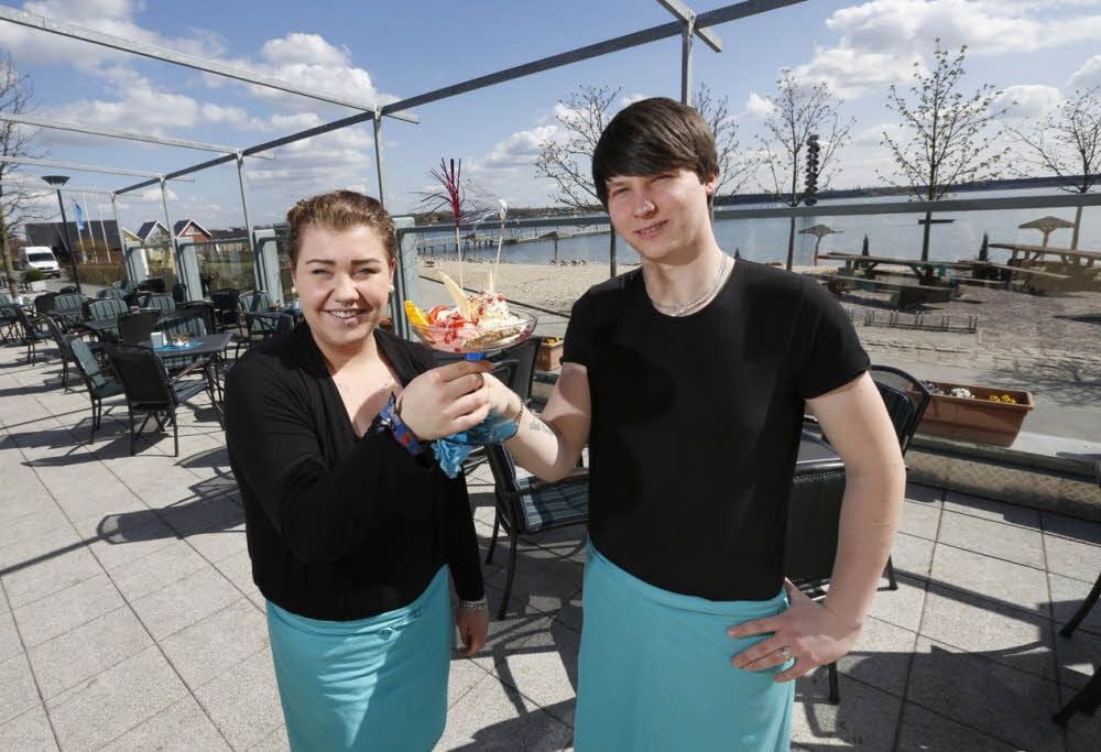 Zum Eiscafé-Team gehören Vanessa Rauprich und und Sebastian Schaarschmidt. Am Pegelturm wird vor allem auf Eis-, Kuchen- und Kaffeespezialitäten gesetzt.