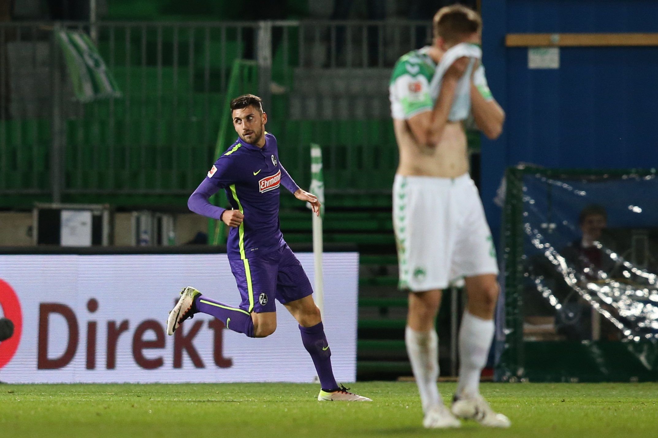 Freiburgs Vincenzo Grifo (l) jubelt über seinen Treffer zum 2:3. Enttäuschung bei Greuther Fürth.