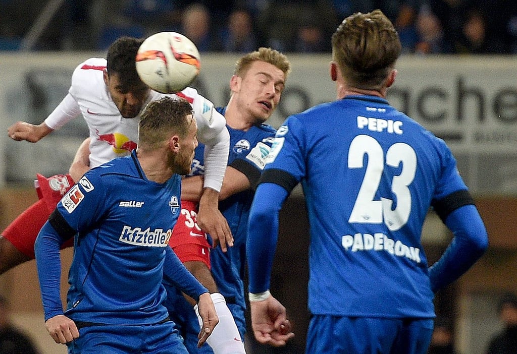 Leipzigs Marvin Compper (l) köpft den Ball zum 0:1 in das Tor.