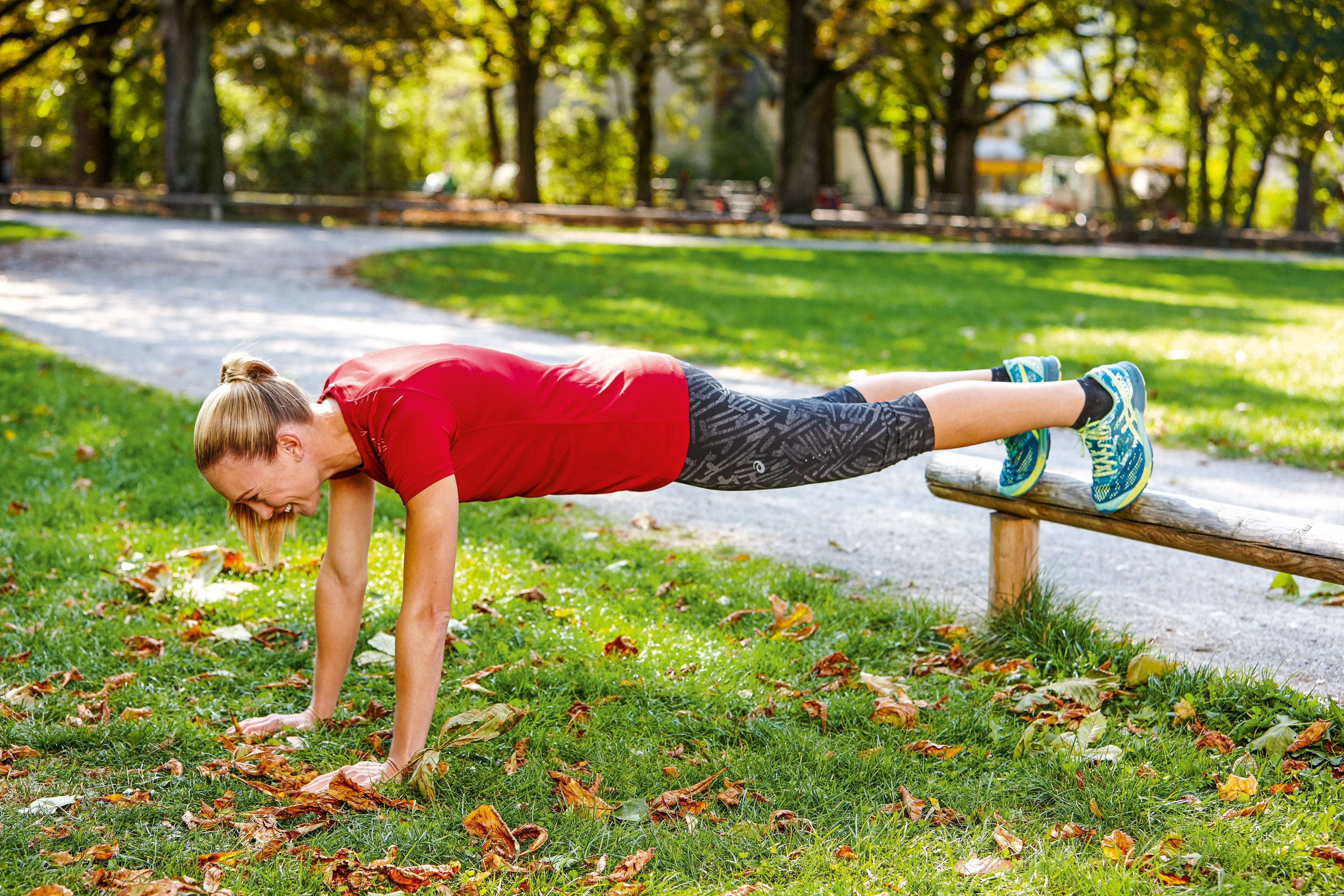 Die Übung „Armstütz“ trainiert Bauch, Po und Rücken.
