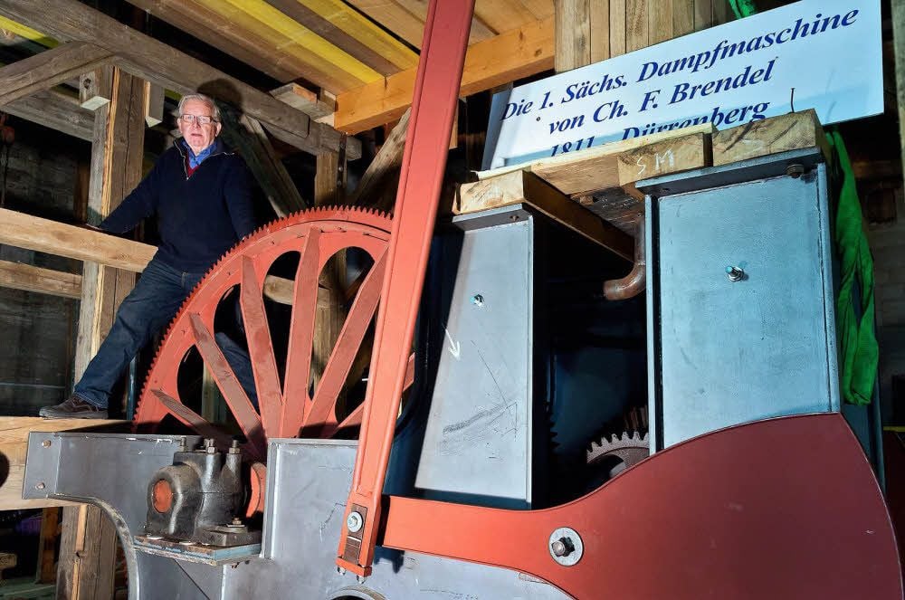 Im Witzlebenturm verbringt Eberhard Richter einen Großteil seiner Zeit, wenn er am Nachbau der ersten Sächsischen Dampfmaschine arbeitet.