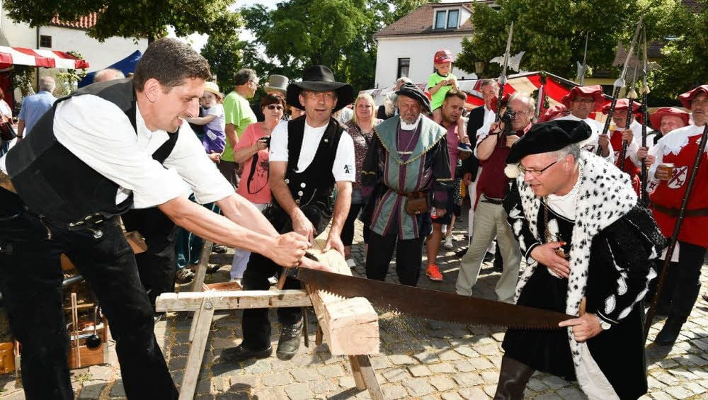 Symbolisch für das Zusammenwirken von Naumburg und Bad Kösen: Ortsbürgermeister Holger Fritzsche (l.) und Oberbürgermeister Bernward Küper beim Sägen. Nach Anfangsschwierigkeiten läuft es.
