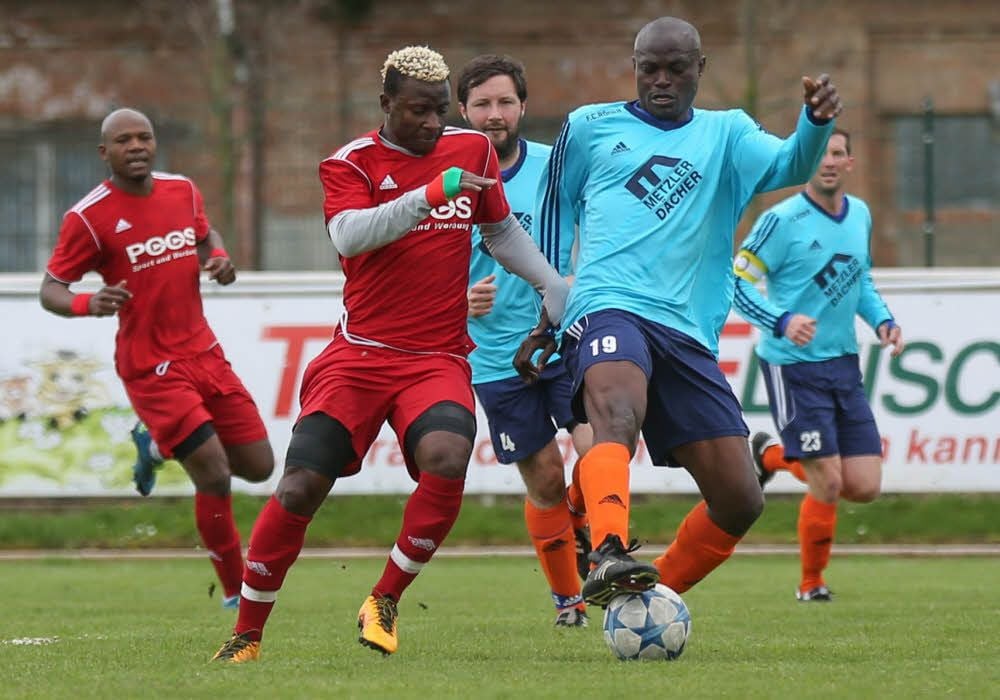 Der Weißenfelser Kone Tabaly (in Rot) im Zweikampf mit Zorbaus Victor Agoucha., beobachtet von Ahmed Soulama (Weißenfels) und den Zorbauern Marcus Wagenbrett und Lars Drischmann (von links). Das glücklichere Ende hatten nach 90 Minuten die gastgebenden Rot-Weißen.