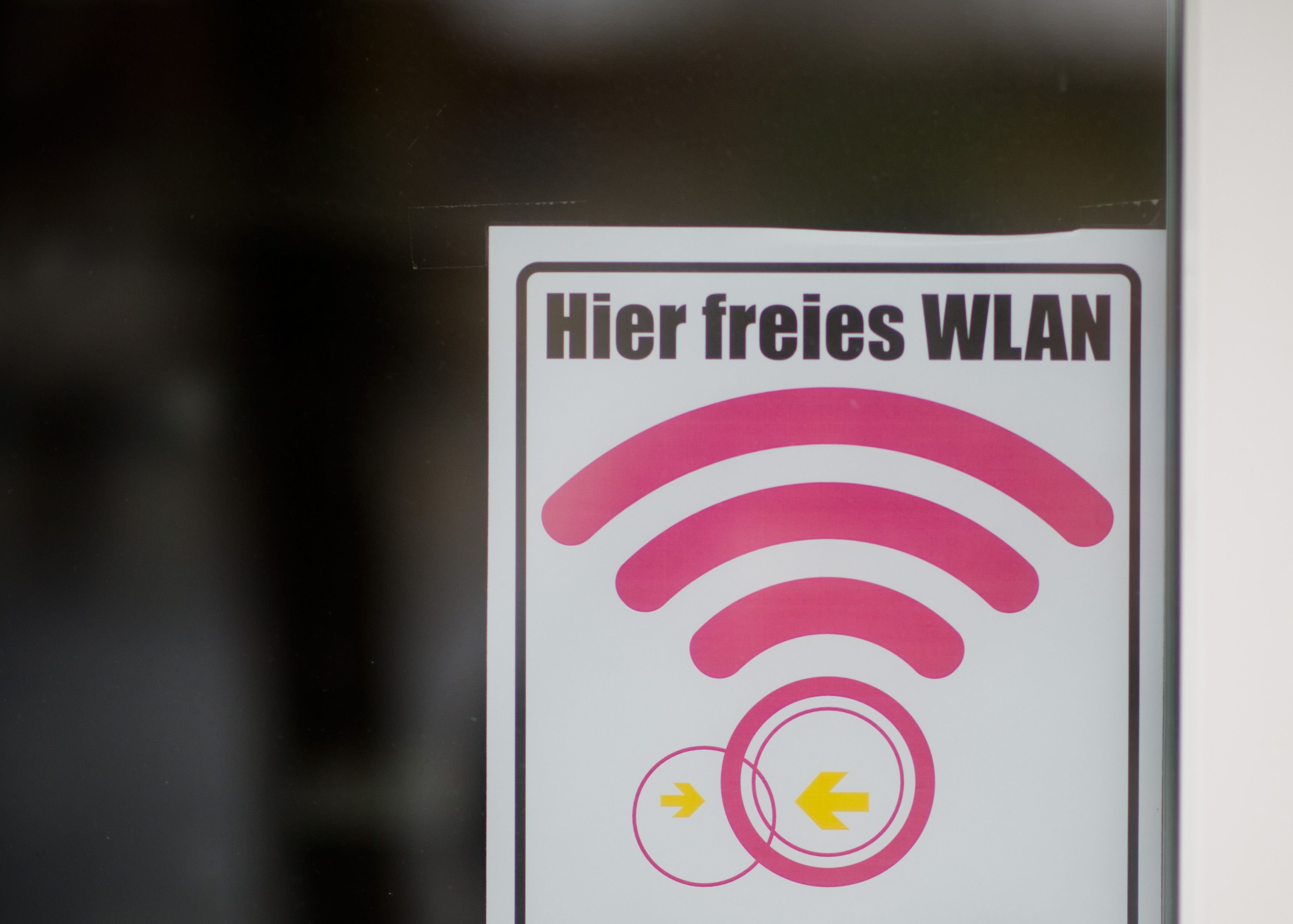 Ein Schild "Hier freies Wlan"