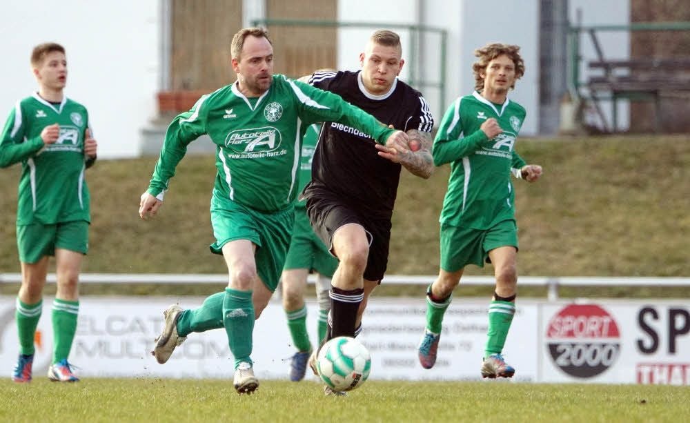 Thales Landesliga-Trainer Ingo Vandreike (grün), hier in der Harzliga gegen Neinstedts Benjamin Götz, legt großen Wert auf die eigene Reserve. Nun erwartet er mit der Ersten die Reserve des VfB Germania Halberstadt, die er einst selbst trainiert hat und in der einige Stahl-Kicker einst spielten.
