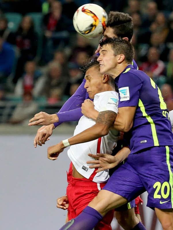 Beim 1:1 im Hinspiel wird Davie Selke von den Freiburgern Tim Kleindienst (hinten) und Marc-Oliver Kempf in die Zange genommen.