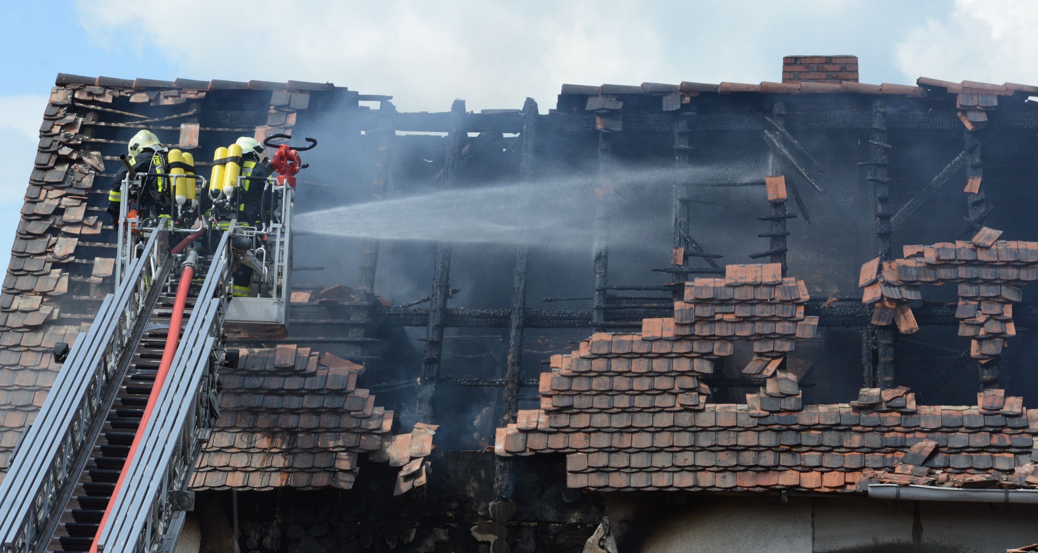 Feuerwehrkräfte bei der Arbeit