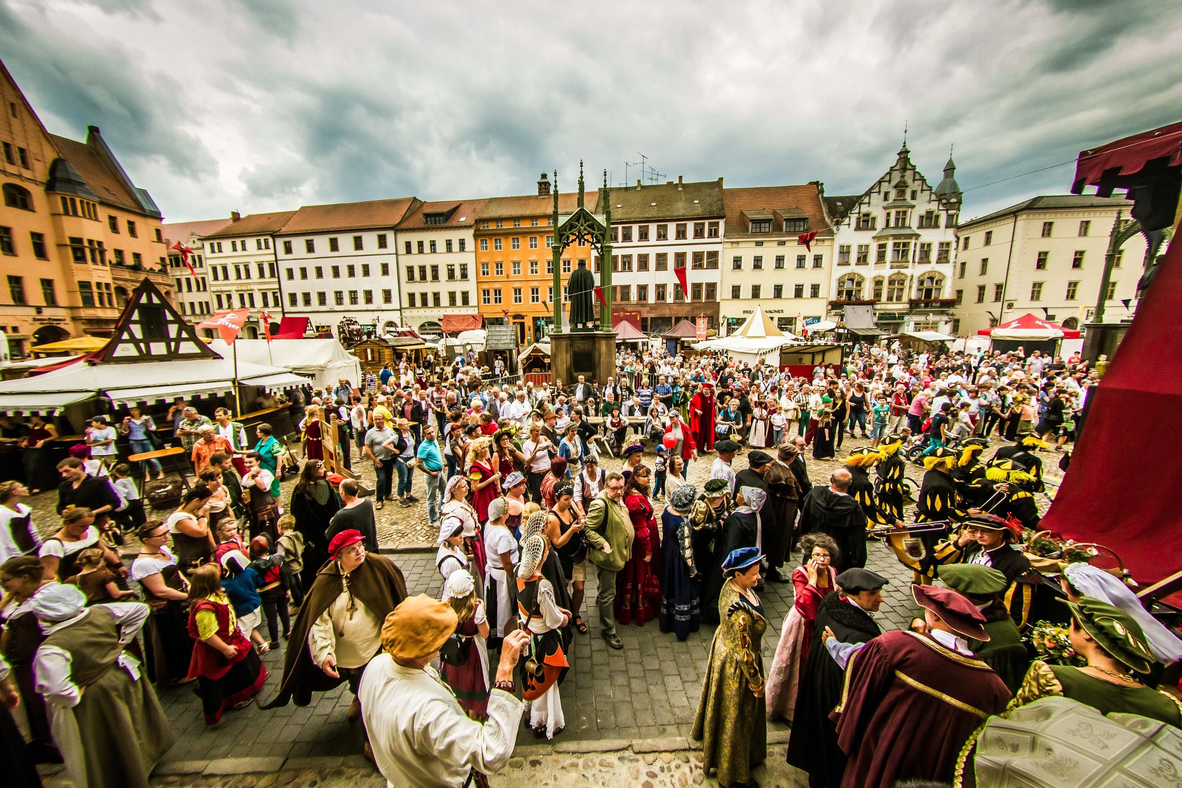 Gut gefüllt: Auch zur Abschlusszeremonie kamen viele Gäste auf den Wittenberger Marktplatz. 90.000 Besucher feierten zum Stadtfest 2016 Luthers Hochzeit.
