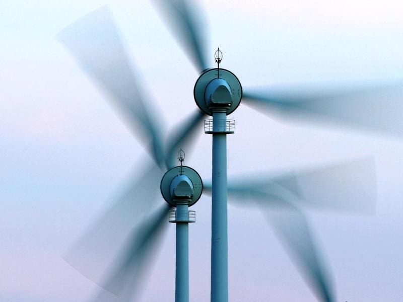 Windräder drehen sich im Wind. Foto: Karl-Josef Hildenbrand/Archiv