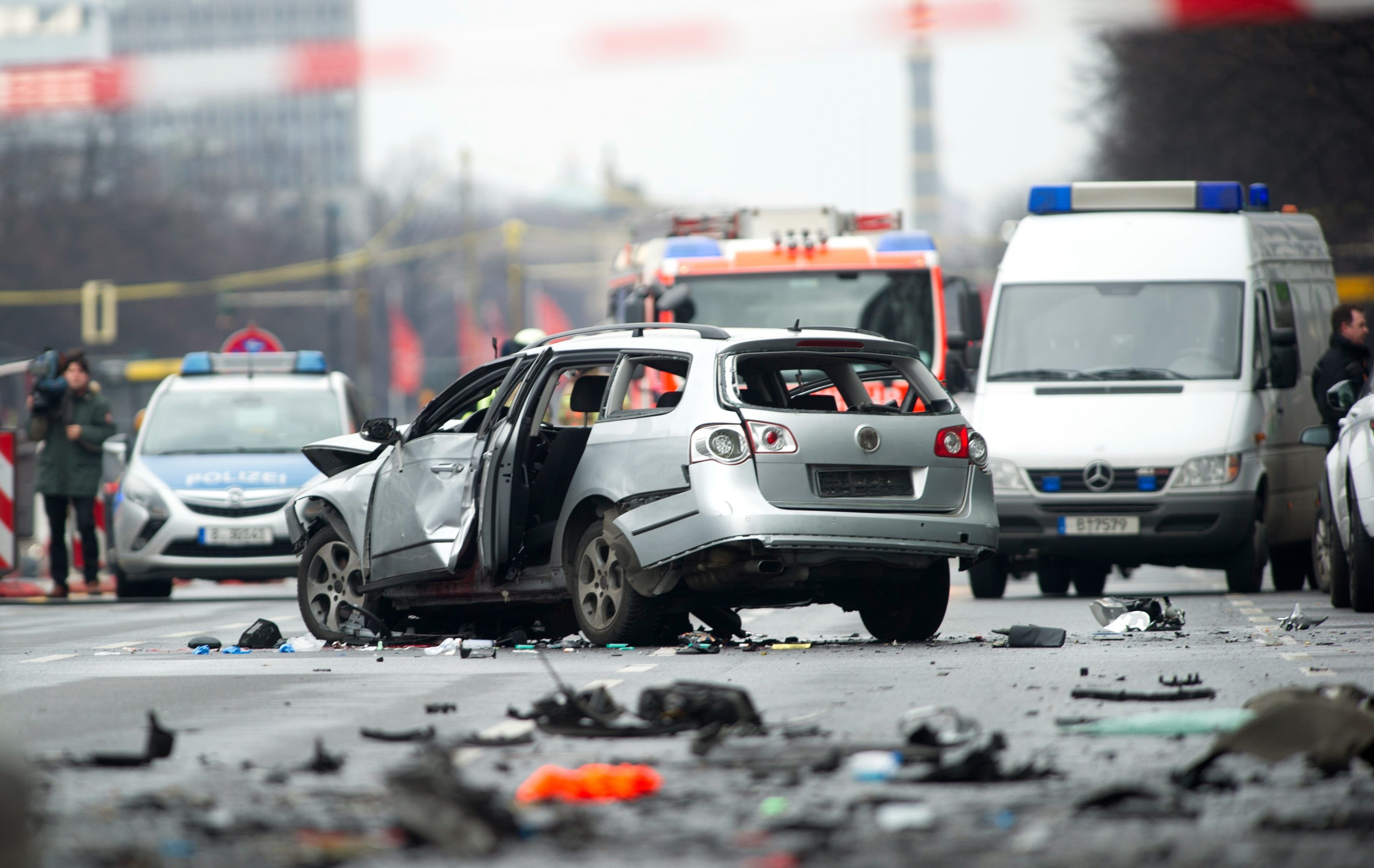 Ein zerstörter Pkw steht auf der Bismarckstraße in Berlin. In dem Wagen kam es zuvor während der Fahrt zu einer Explosion, der Fahrer kam dabei uns Leben.
