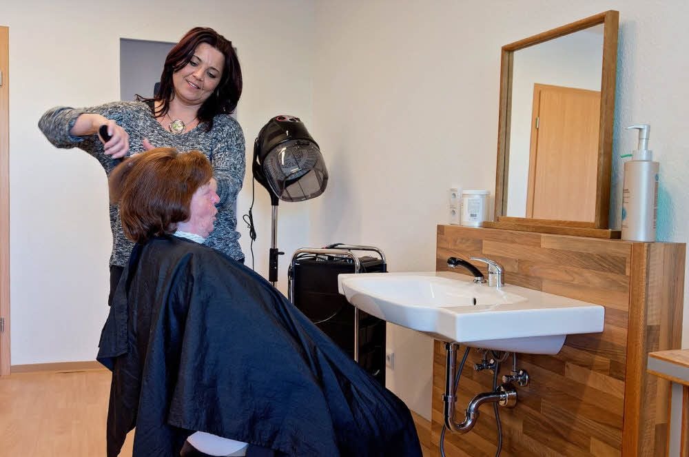 Friseurin Monika Sternicke ist vor Ort.