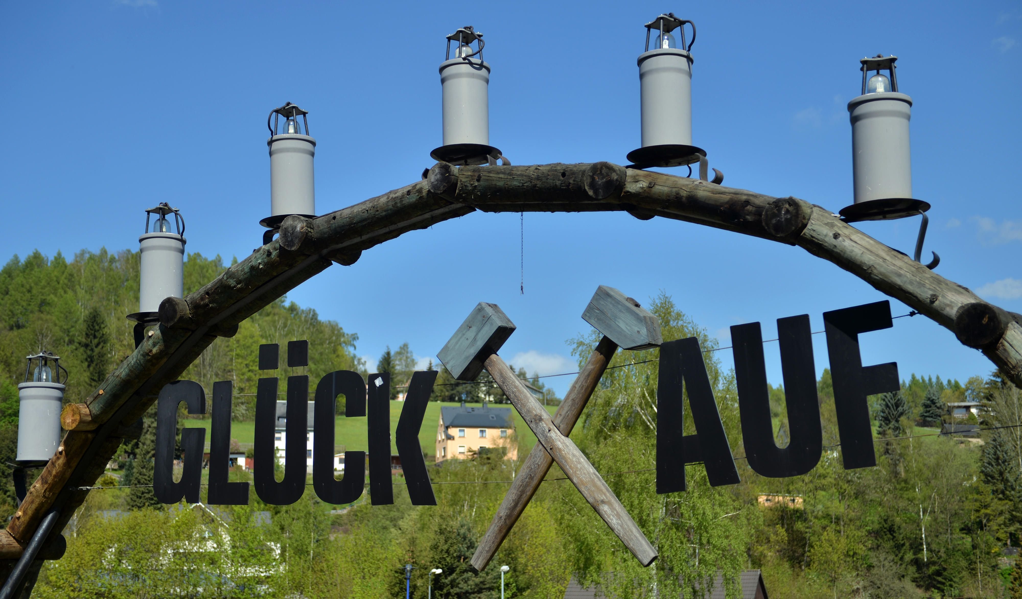 Der Bergbau-Gruß "Glück Auf" steht unter einem stilisierten Schwibbogen in Bad Schlema.