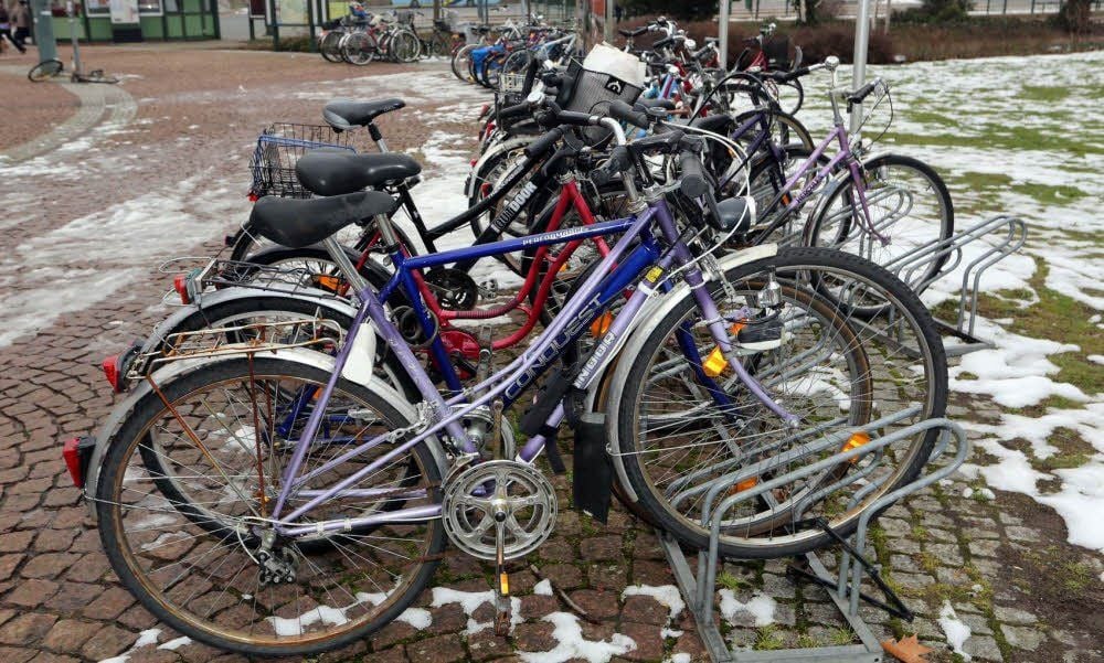 Versteigert werden Räder, die sich im Fundbüro angesammelt haben.