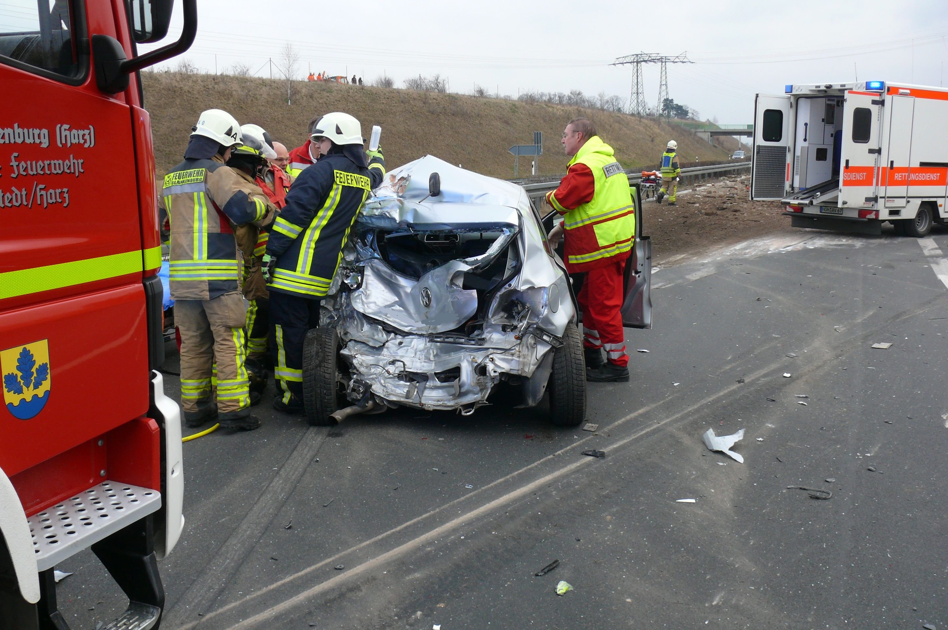 Bei dem Unfall auf der B6 bei Blankenburg wurden beide Fahrer schwer verletzt.