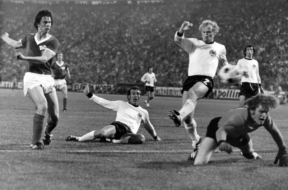 Jürgen Sparwasser (links) hat fast auf den Tag genau vor 42 Jahren Sepp Meier im Volksparkstadion überwunden.