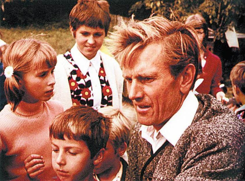 Oskar Brüsewitz 1973 bei einem Kinderfest seiner Gemeinde. Brüsewitz wurde 47 Jahre alt.