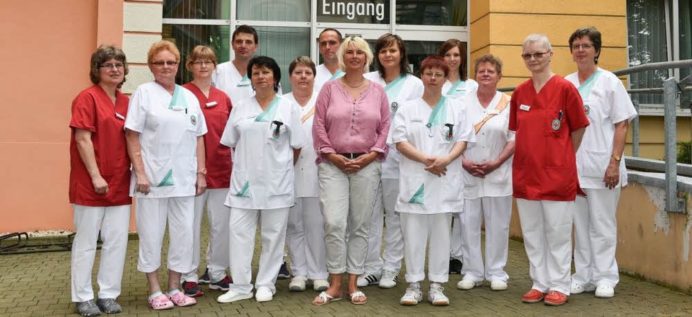 Das Team rund um Jacqueline Pierard (Mitte), Leiterin des Betreuungszentrums „Spätsommer“ in der Naumburger Jägerstraße. Die Trägergesellschaft des Hauses wurde 15 Jahre alt.