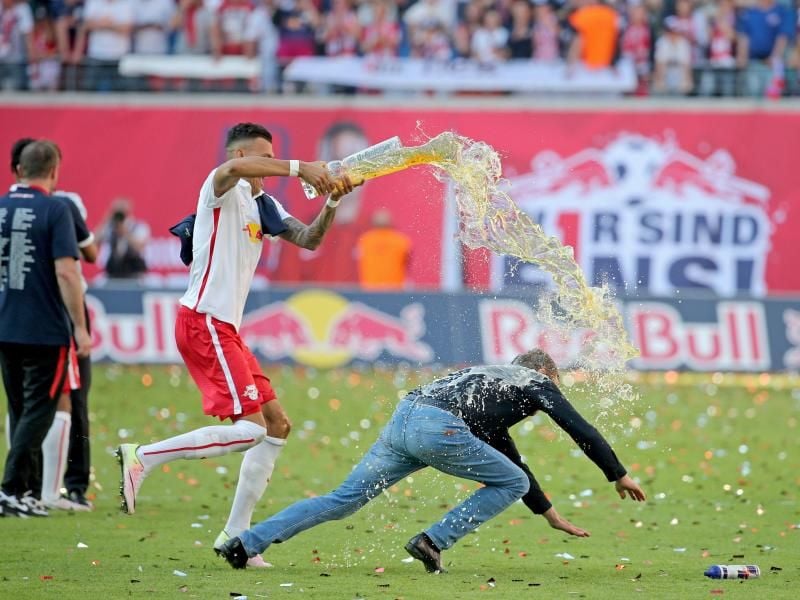 Ralf Rangnick wurde von Davie Selke gejagt, stolperte und verletzte sich am Oberschenkel.