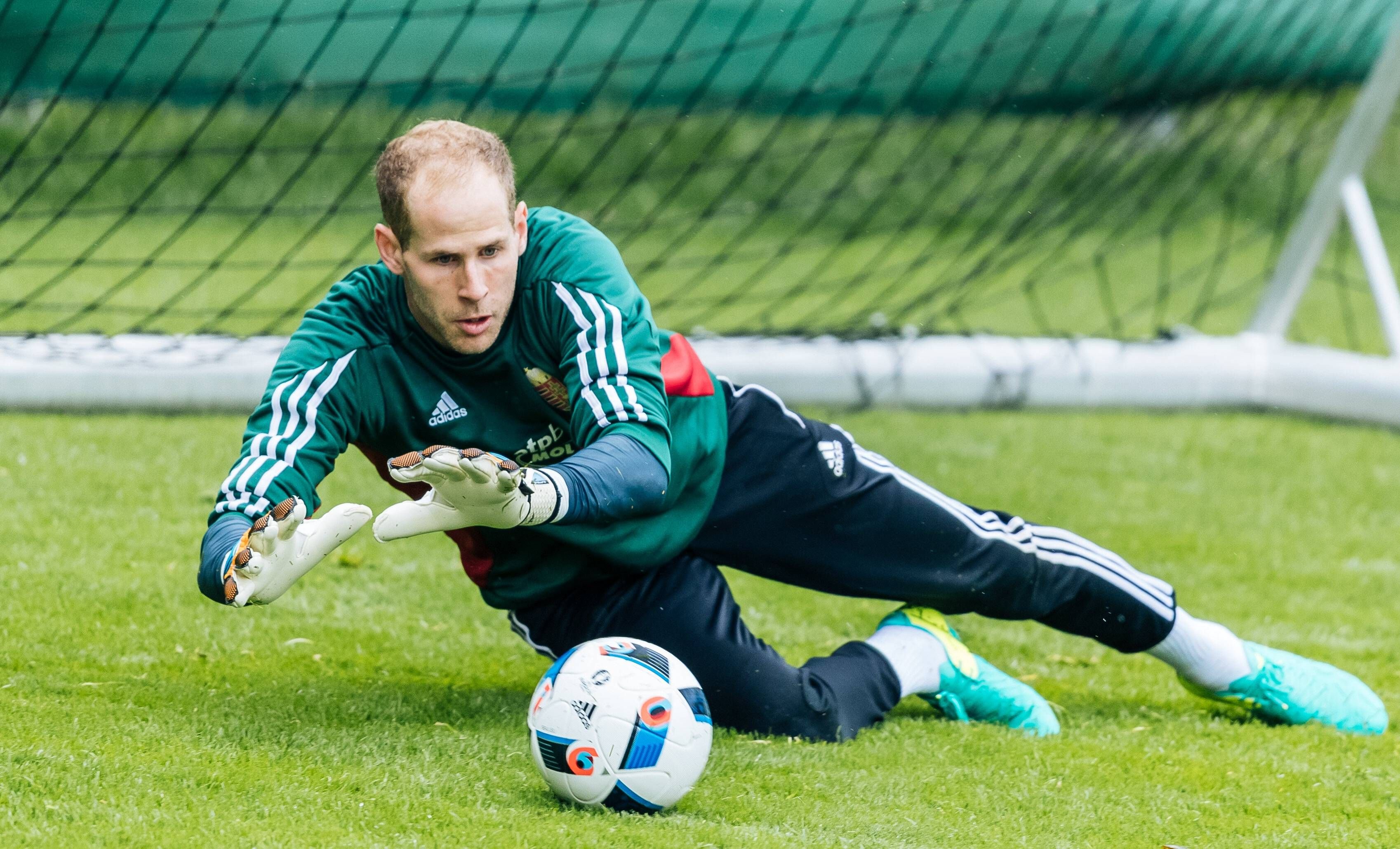 Konzentrierte Vorbereitung mit den Ungarn: Peter Gulacsi.