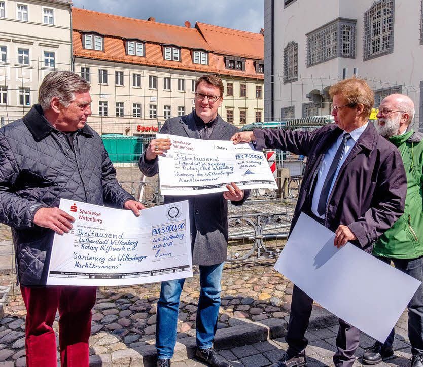 Hans-Joachim Herrmann (r.) und Bernd Hinners (l.) vom Rotary-Hilfswerk übergeben Oberbürgermeister Torsten Zugehör die Schecks.