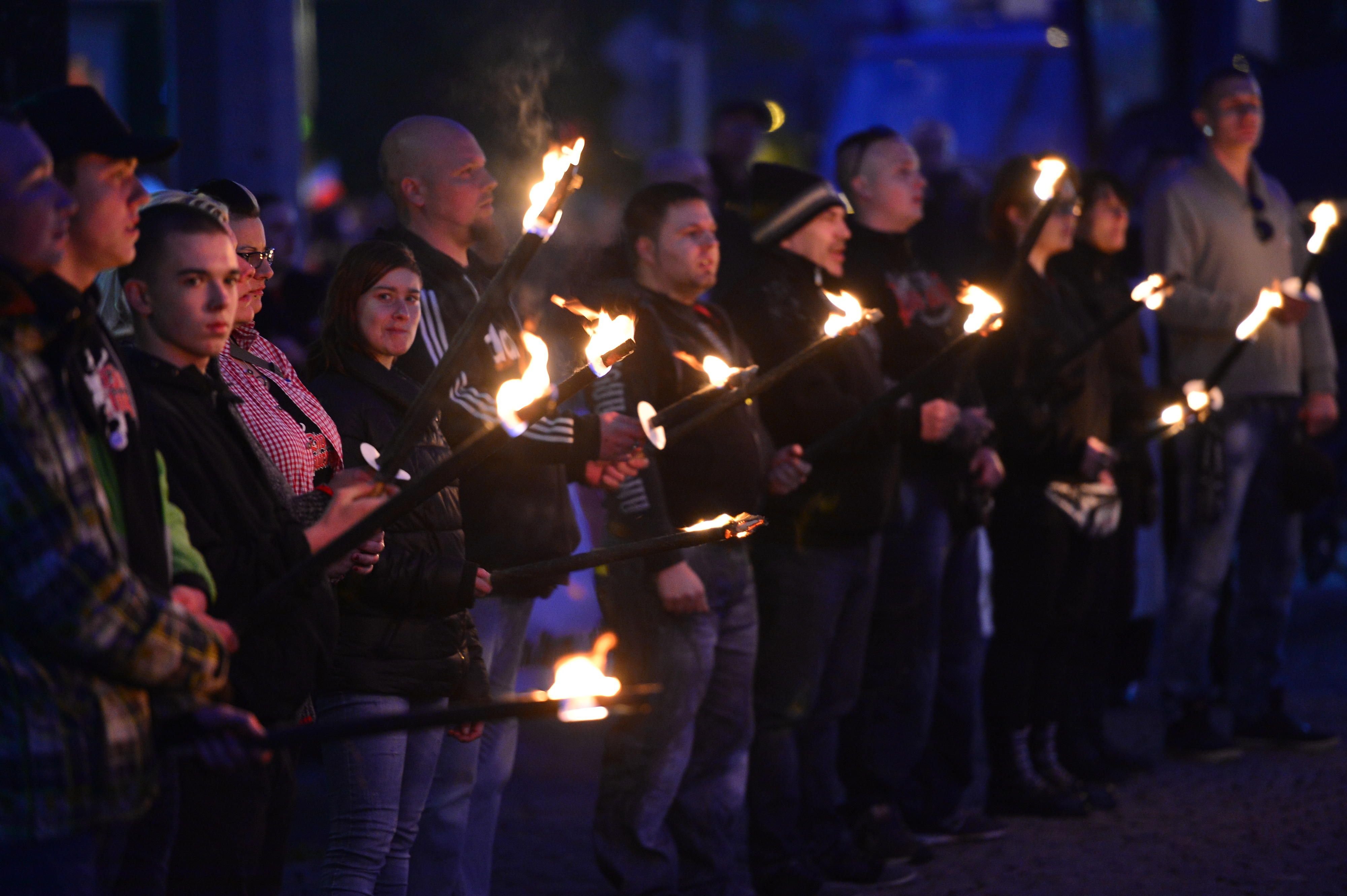Teilnehmer einer Kundgebung des islamkritischen Pegida-Ablegers Thügida laufen in Jena (Thüringen) mit Fackeln durch die Stadt.