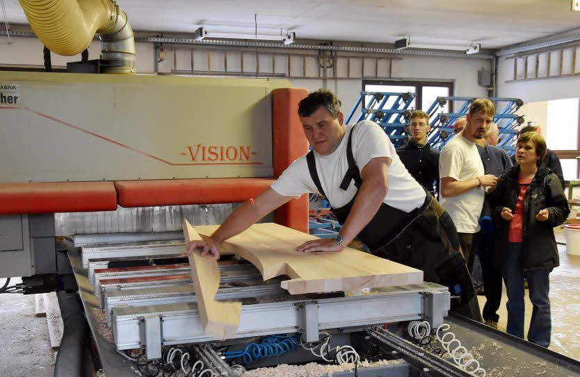 Besonders groß war das Interesse beim Tag der offenen Tür in der Tischlerei gGmbH in Mühlanger stets, wenn die CNC-Fräse gestartet wurde.