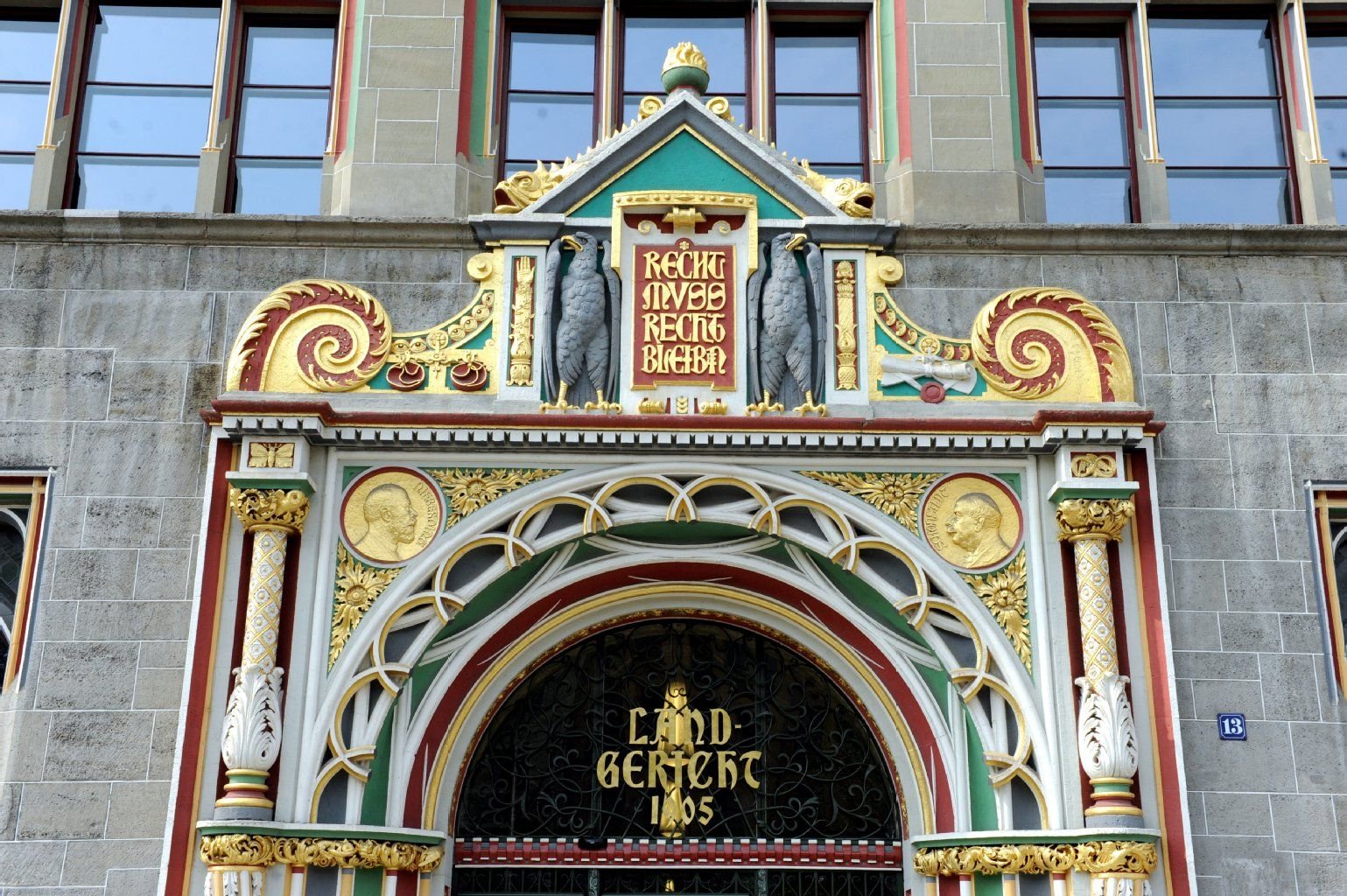 Das Portal des Landgerichts am Hansering in Halle (Saale).