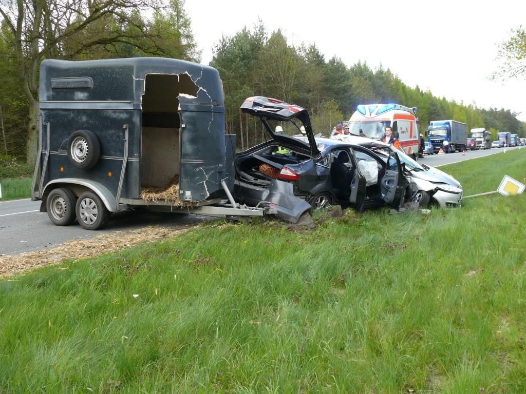 Auf der B189 bei Seehausen sind zwei Frauen bei einem Unfall gestorben.