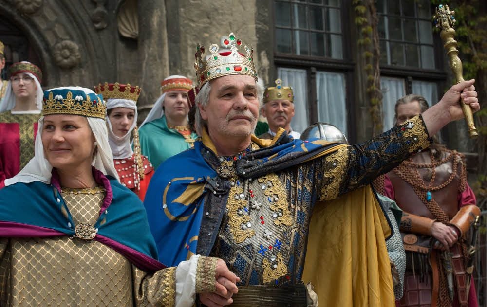 Die Herrscher und Würdenträger aus ottonischer Zeit treten am Sonntag wieder vor dem Rathaus vor das Quedlinburger Volk.