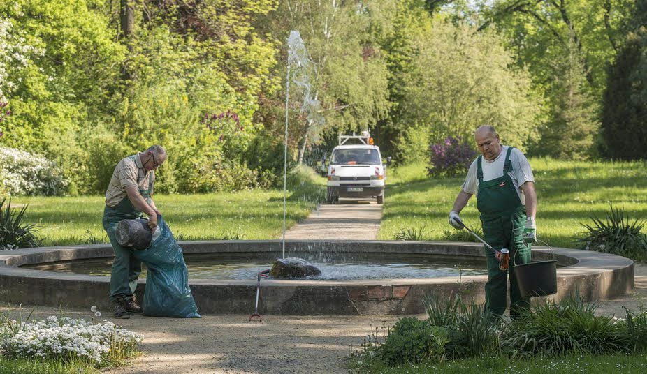 Jens Steenken und Detlef Kroschwitz (r.) sind die aktuellen Feldhüter beim Bauhof der Stadt Quedlinburg. Sie gehen auf Kontrolltour in die Parks der Stadt, in die Feldflur und in den Stadtwald und beseitigen auch mal kleine Verunreinigungen.