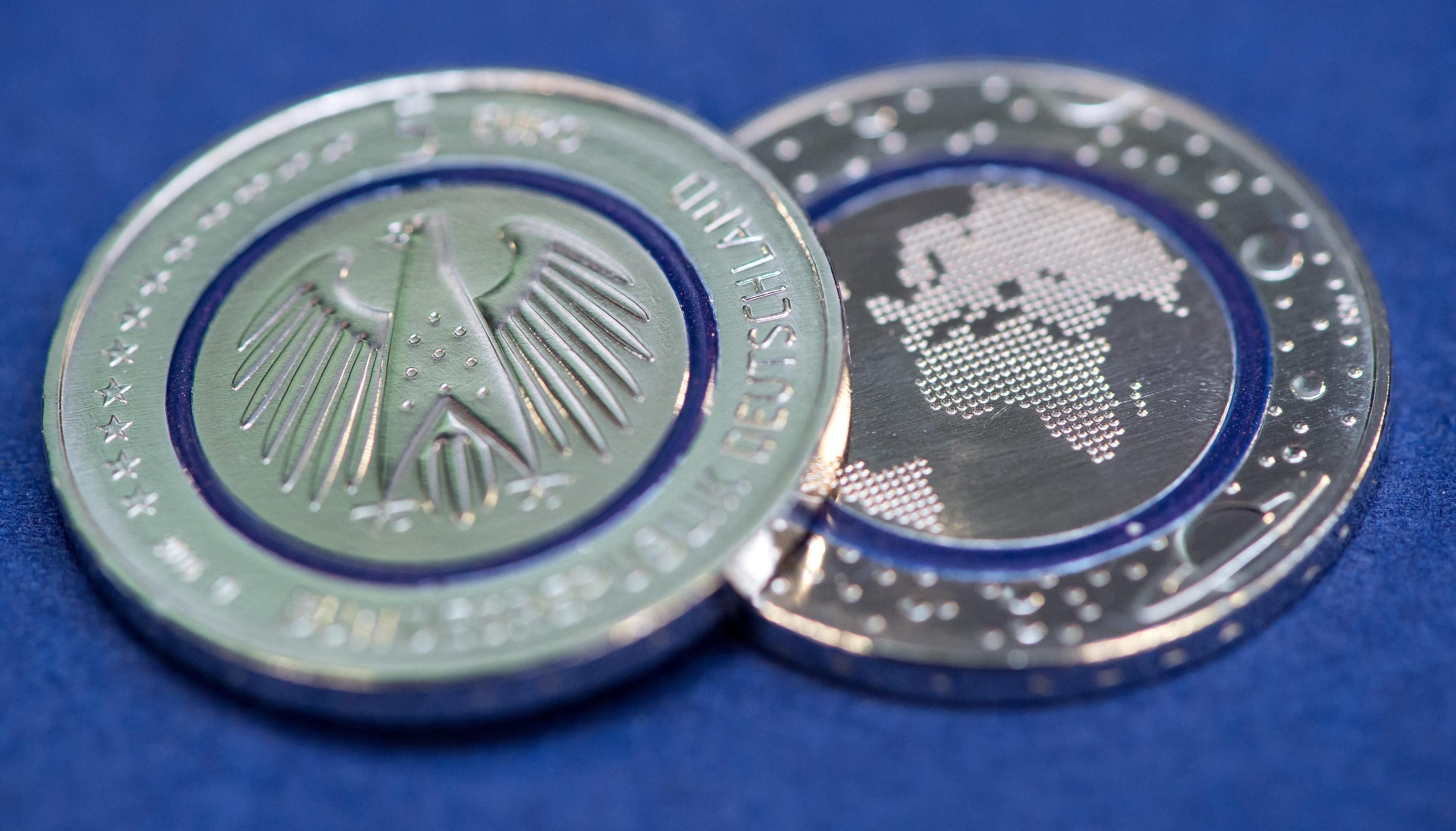 Das Ding mit Kunststoffring: die neue Fünf-Euro-Münze. Vor allem bei Sammlern wird sie sich großer Beliebtheit erfreuen.