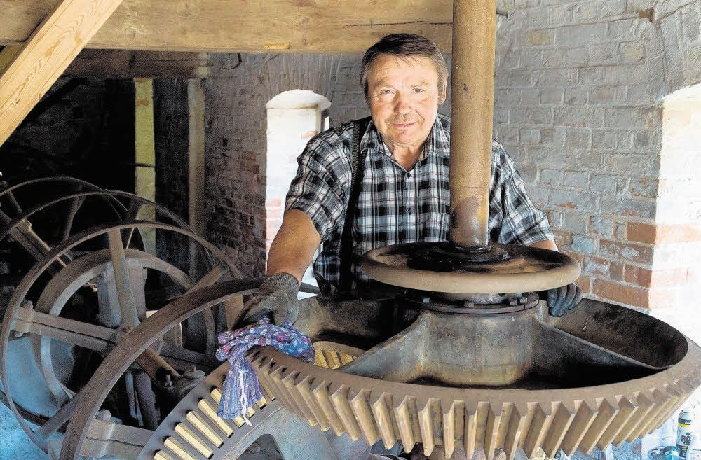 Hans Naumann bereitet die Wassermühle Wallendorf für die Besucher vor.