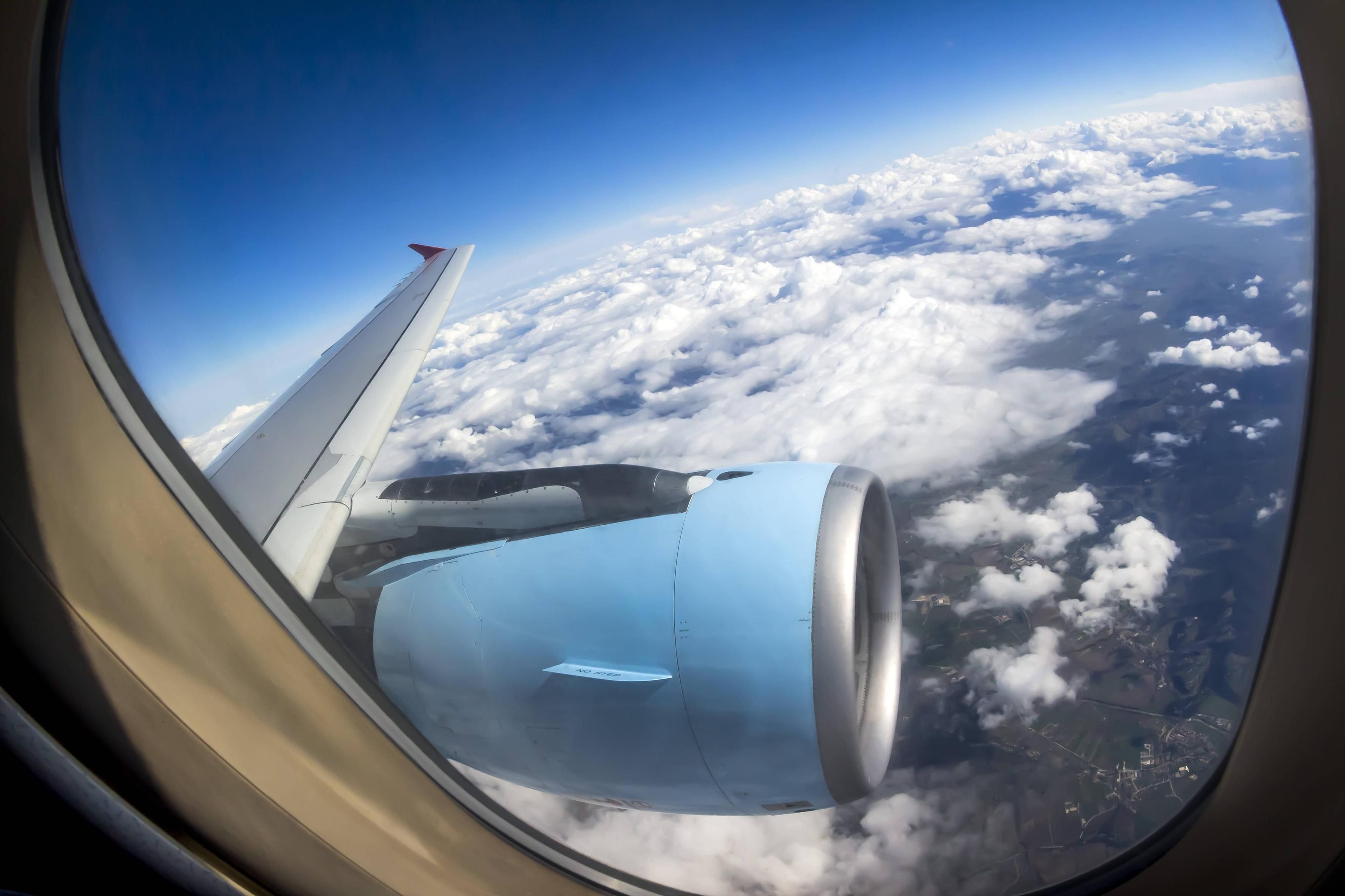 Blick aus dem Flugzeugfenster auf das Triebwerk