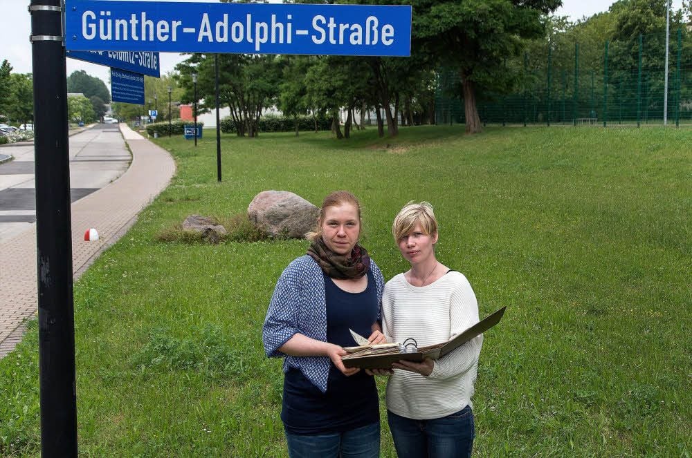 Teresa Schneidewind und Karolin Kuckelt (l.) forschen weiter zum umstrittenen Günther Adolphi und den IG-Farben-Werken während der NS-Zeit.