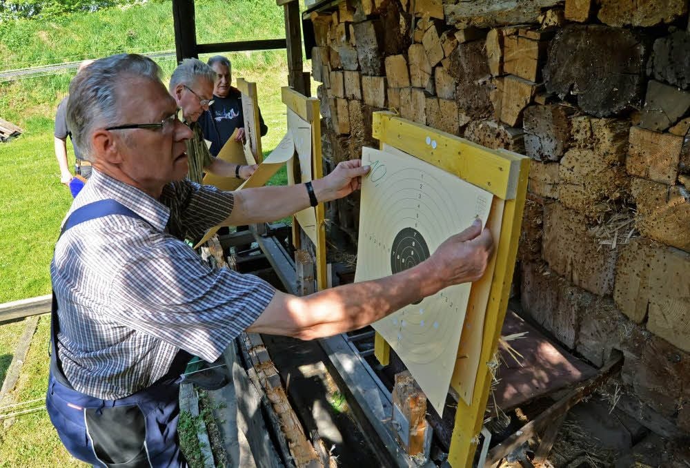 Die älteren Schützen bringen jeden Mittwoch das Gelände auf Vordermann.