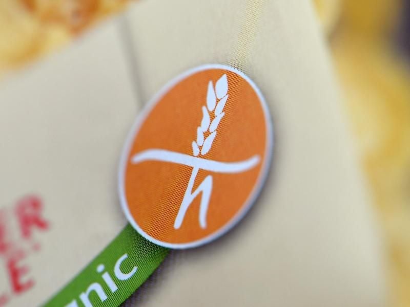 Menschen mit Zöliakie müssen auf Gluten verzichten - das Symbol der durchgestrichenen Ähre gibt Orientierung beim Einkaufen. Foto: Andrea Warnecke