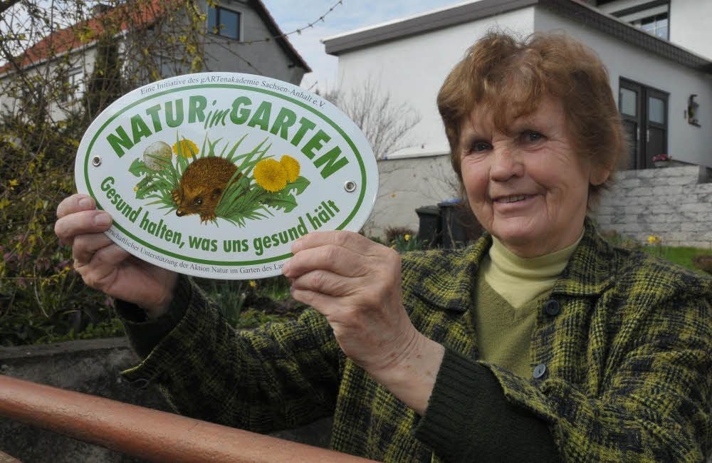 Marlit Pscheidt erhält als erste Rothaerin die Plakette für naturnahes Gärtnern.