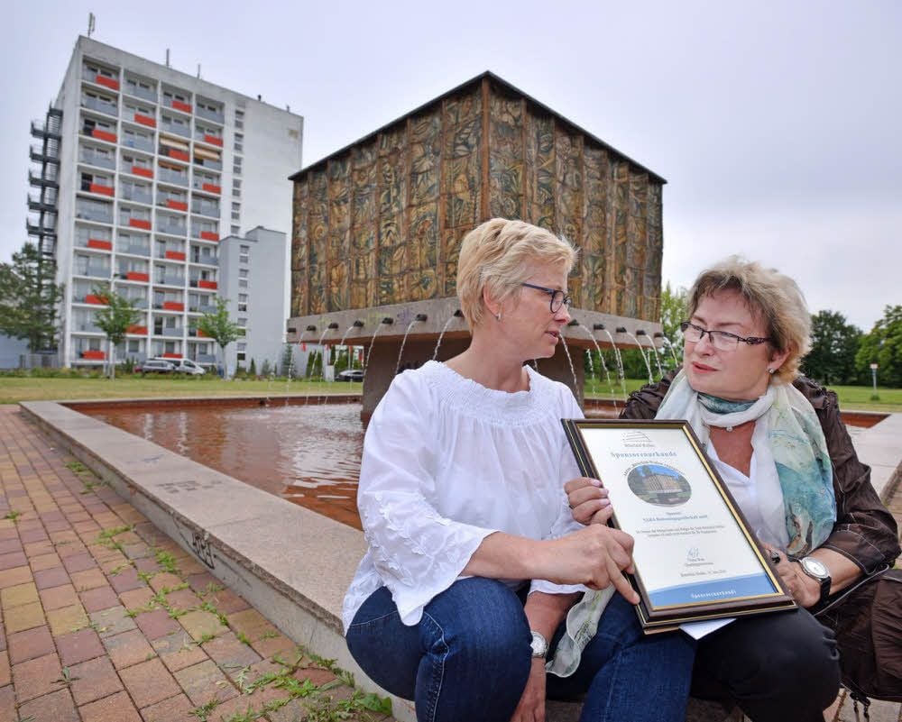 Sara-Chefin Simone Schmidt-Ramsch erhält von Oberbürgermeisterin Petra Wust die Sponsoren-Urkunde für den Kunstbrunnen in Wolfen-Nord, der im Volksmund auch Meiers Kachelofen genannt wird.