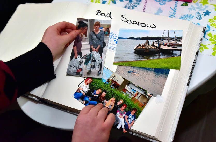 In ihre neue Wohnung nimmt die junge Frau auch dieses Fotoalbum mit, das sie an schöne Stunden erinnern soll, wie hier anlässlich einer Exkursion.
