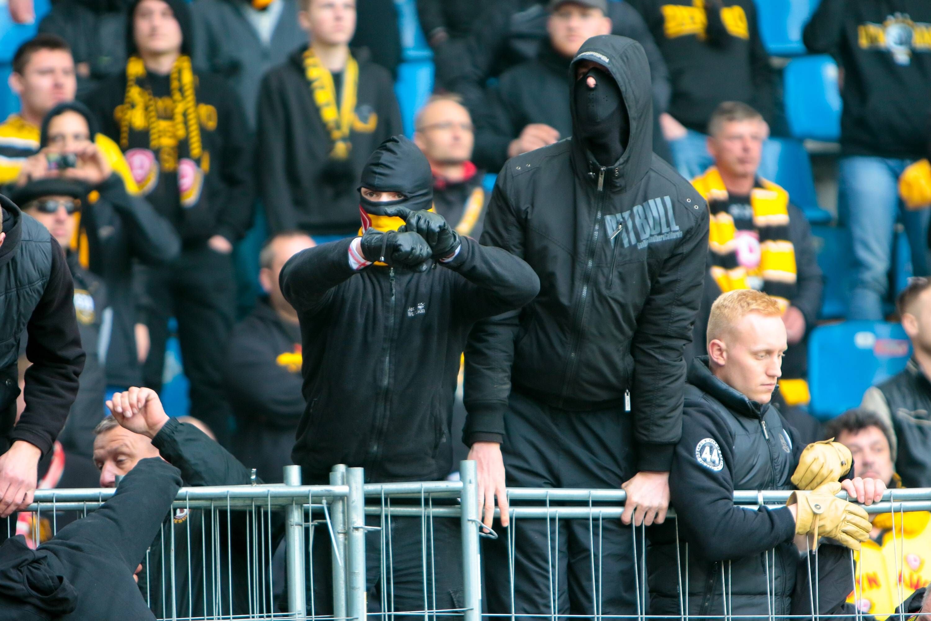 Dresdner Hooligans bei einem Spiel gegen Magdeburg.
