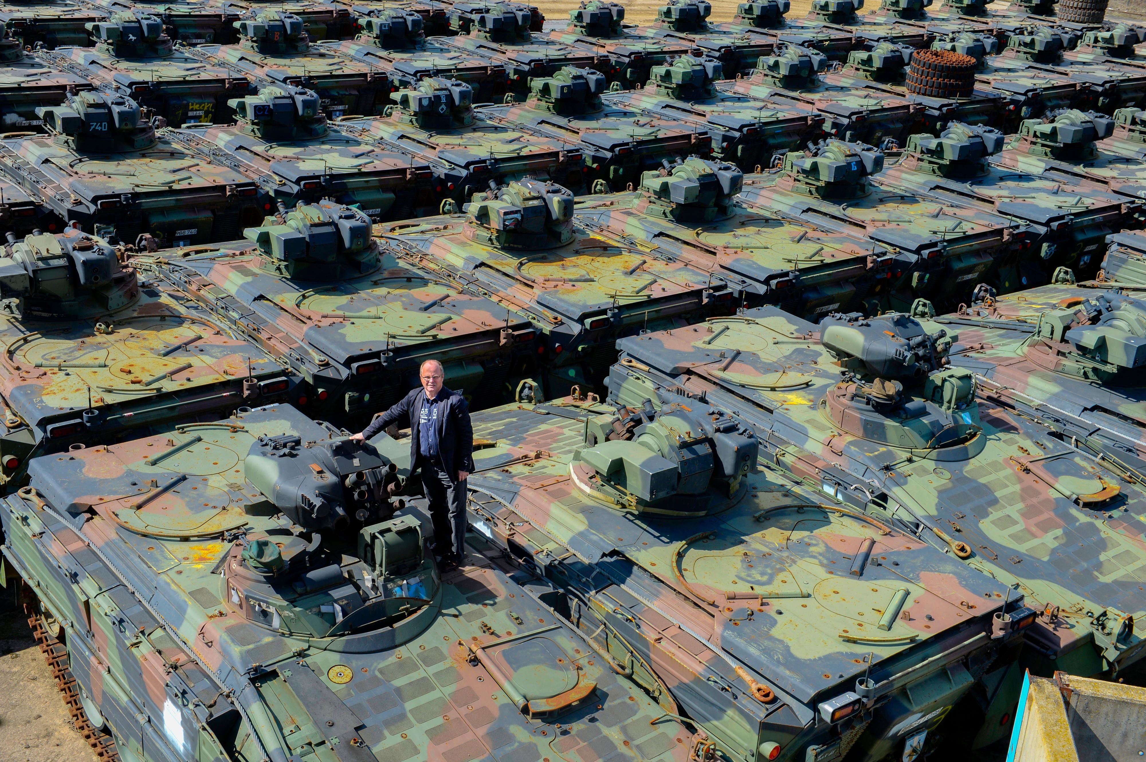 Der Chef des Thüringer Verschrottungs-Unternehmens, Peter Koch, steht auf dem Dach eines Schützenpanzers. In Reih und Glied stehen die Fahrzeuge auf dem Firmengelände und warten auf das letzte Geleit. Fotos (2): Andreas Stedtler