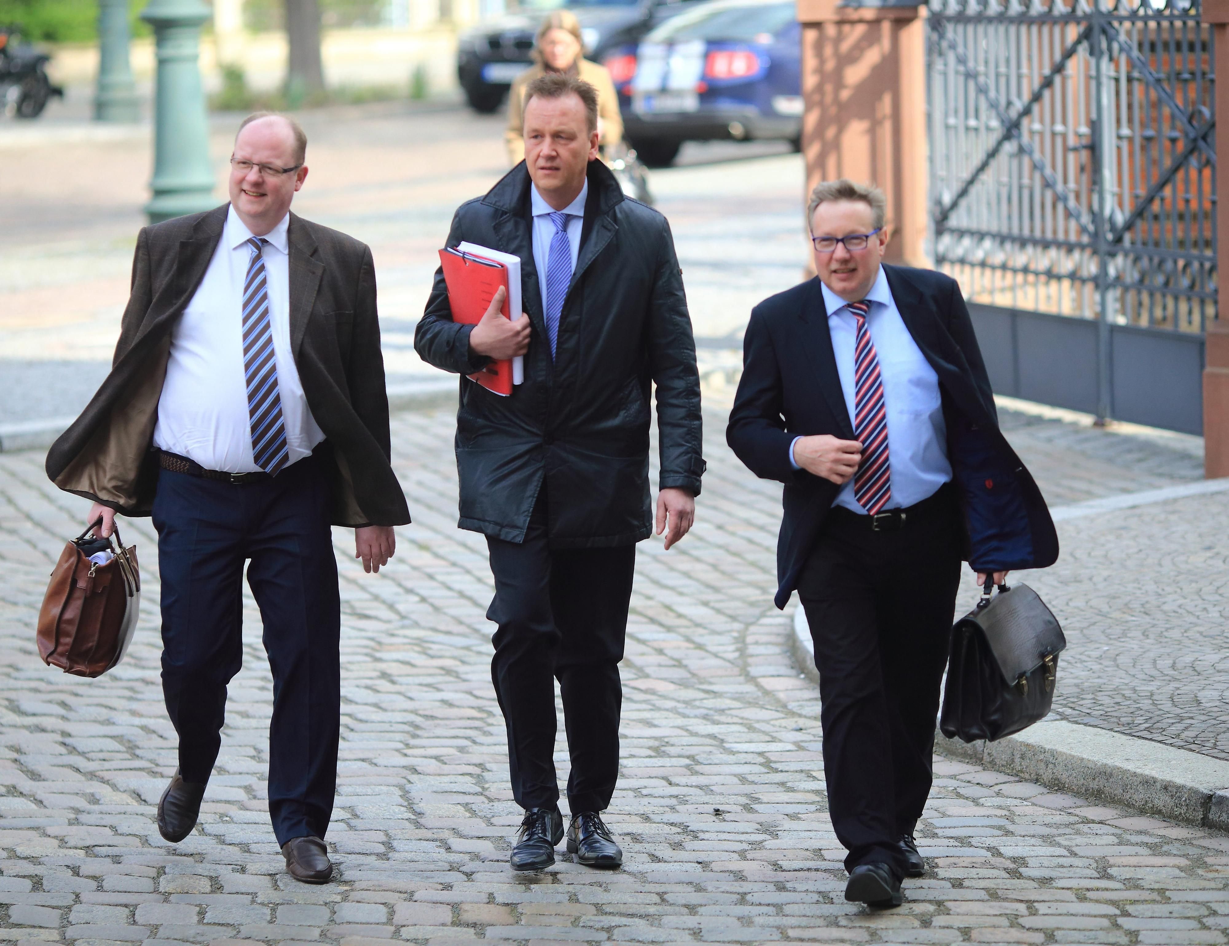Die Sozialdemokraten Jörg Felgner (l-r), Burkhard Lischka und Andreas Steppuhn treffen in Magdeburg zu den Koalitionsverhandlungen von CDU, SPD und Grünen ein.
