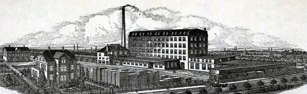 Diese wunderbar erhaltene alte Fabrikansicht zeigt Wohnhaus und Fabrik gleichermaßen. Auch die reichlichen Holzvorräte werden stolz hervorgehoben.
