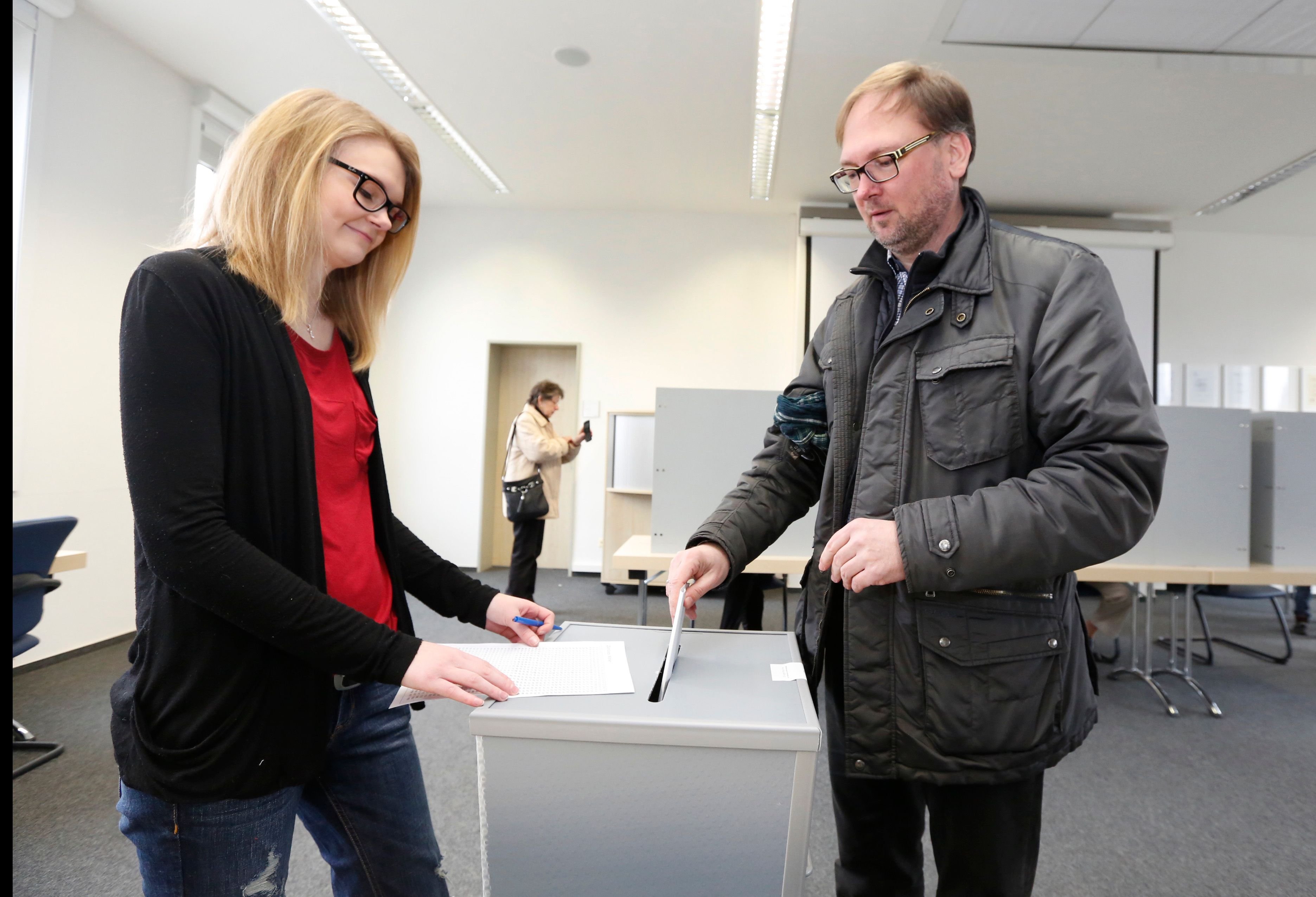 Direktkandidat für den Wahlkreis 29 (Bitterfeld) Lars Jörn Zimmer (CDU) gibt seine Stimme ab.