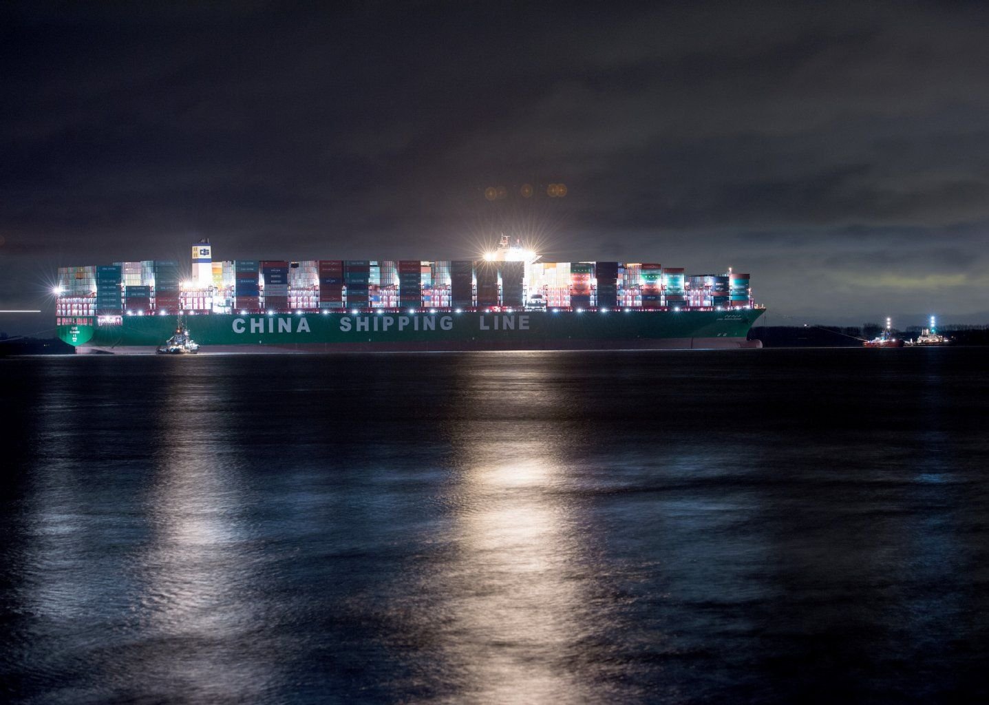 Das 400 Meter lange und 59 Meter breite Schiff war in der vergangenen Woche nach einem Schaden an der Ruderanlage aus der Fahrrinne gedriftet.